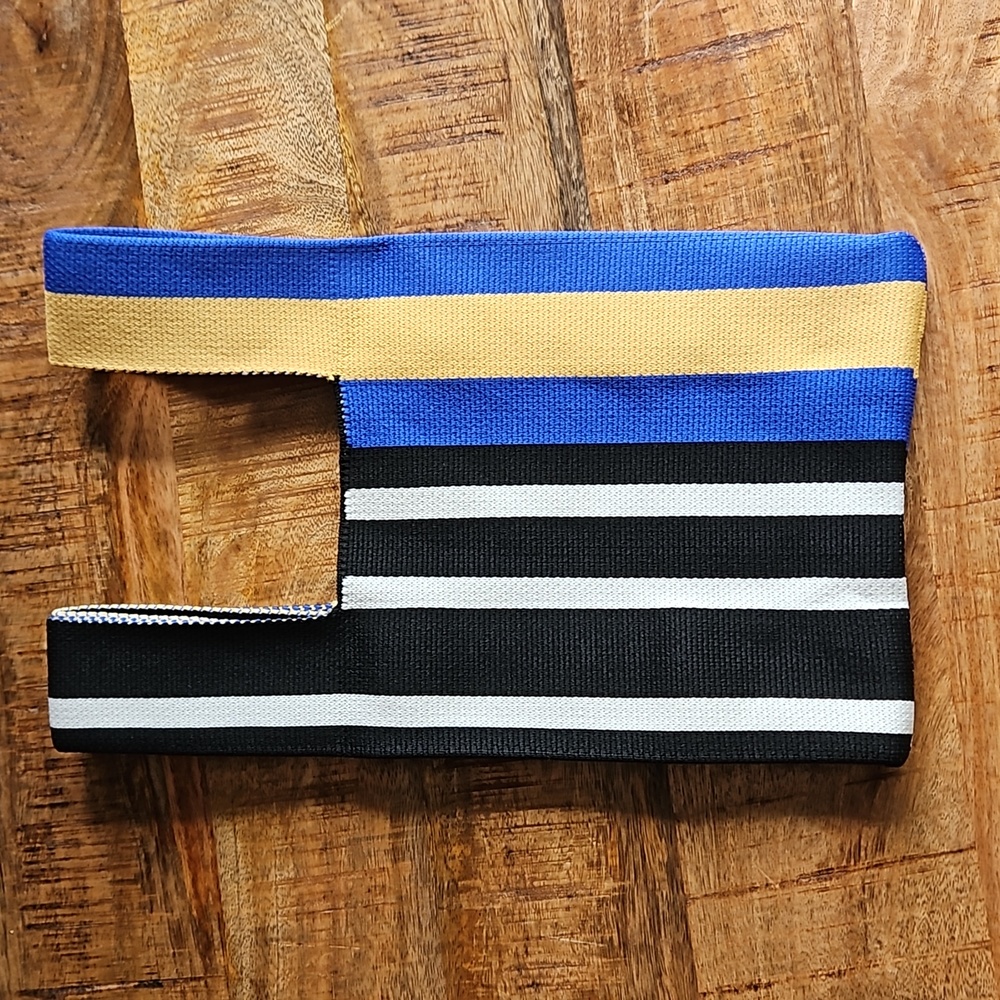 CUTE. Mini Knit Wrist Bag - Picture 3 of 10